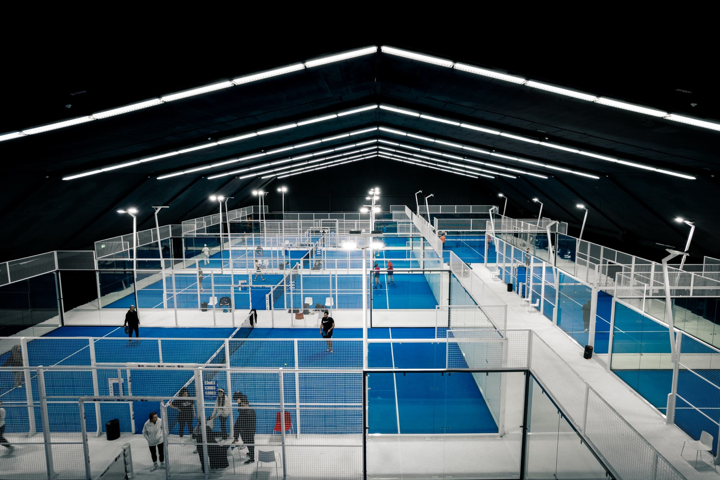 Die Padel-Halle von Tiger Padel Duisburg mit blauen Panorama-Courts